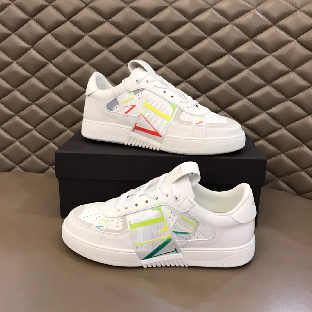 p440 "Valentin*" new spring and summer calfskin lace-up sneakers. No man should be able to refuse these shoes. The classic color scheme is so handsome! Purchase a high-precision replica of the original version to instantly sell off the market currency! 6 VLTN logo rubber effect straps - Valentino Garavani Logo printed on the back and tongue, all materials are customized to ensure quality! Size: 38-44